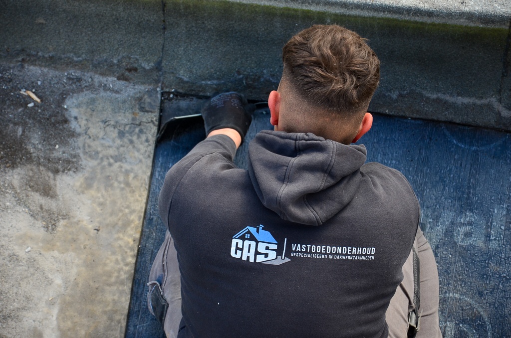 Dakinspectie door de dakdekker in Tiel
